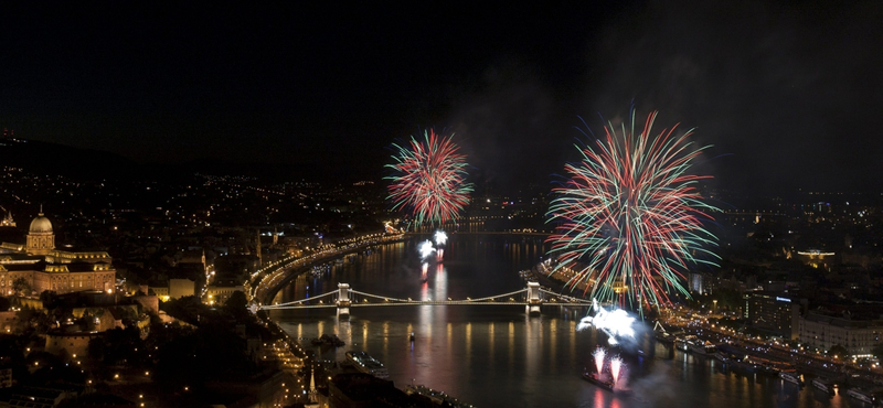 Fotógaléria a budapesti ünnepi tűzijátékról