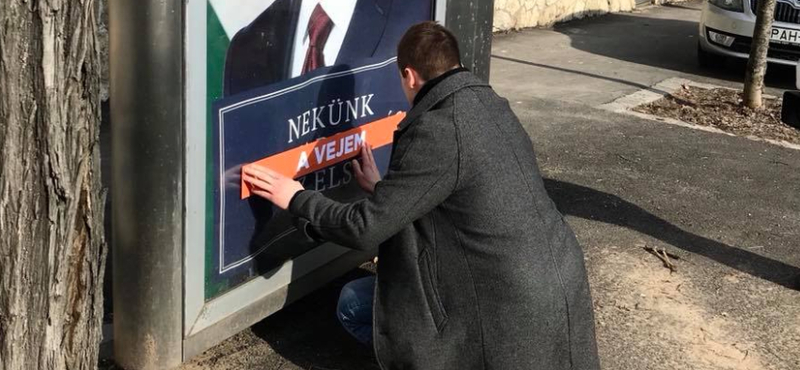 „Nekünk a vejem az első”: fideszes plakátokat „javít” a Momentum