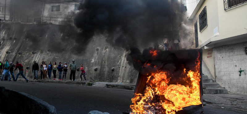 Már legalább 13 halottja van a venezuelai kormányellenes tüntetéseknek