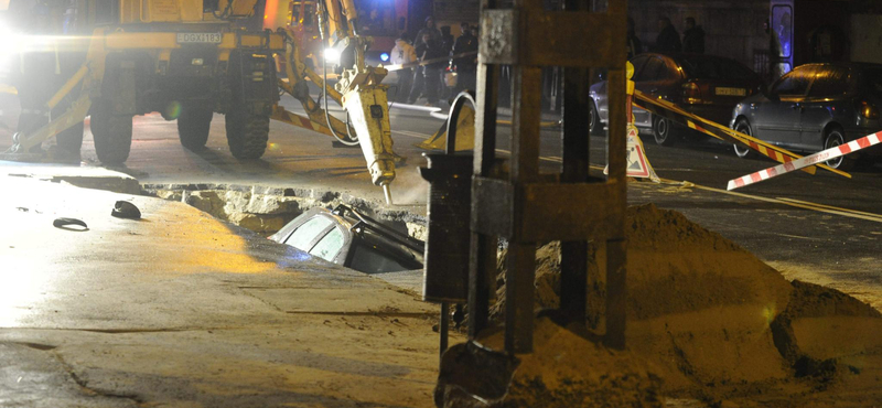 Elnyelt a föld egy parkoló autót a VIII. kerületben