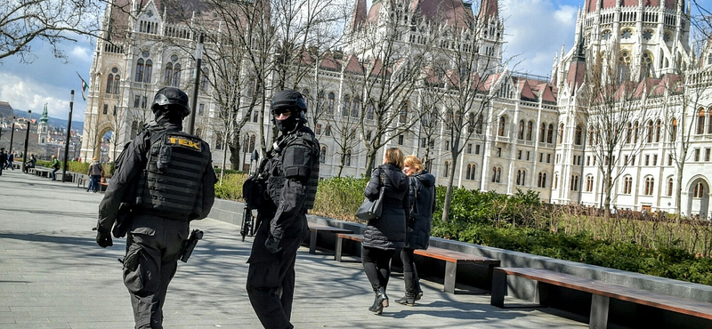 Két francia ellopott egy darabot a Parlamentből