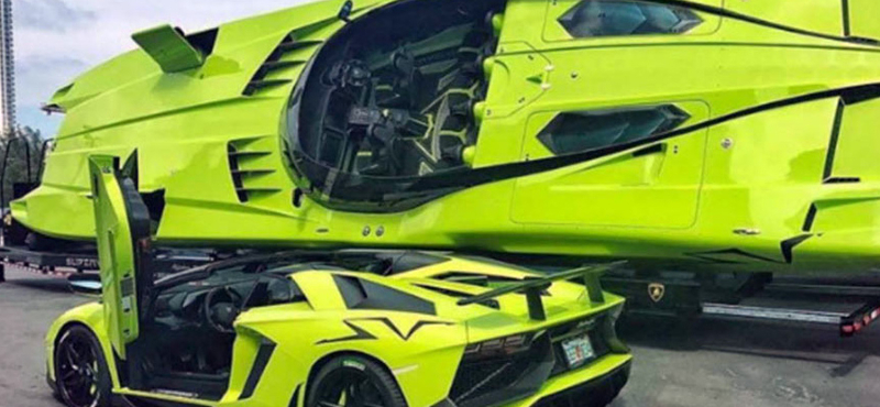 Kiváló árukapcsolás: a Lamborghini mellé pont hozzá passzoló motorcsónak jár