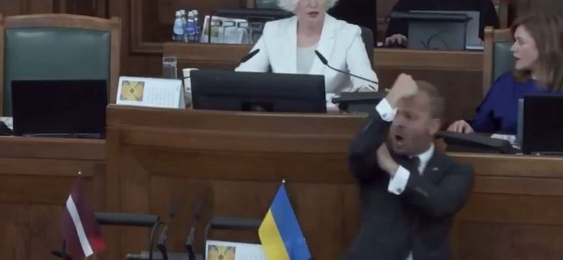 Botrányosan viselkedett egy orosz származású képviselő a lett parlamentben