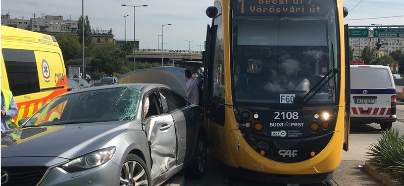 Újabb autó hajtott egy CAF villamos elé – fotó