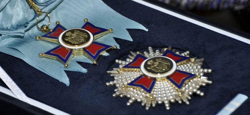 Szerb állami kitüntetéseket lopott el az igazságügyminisztérium volt államtitkára