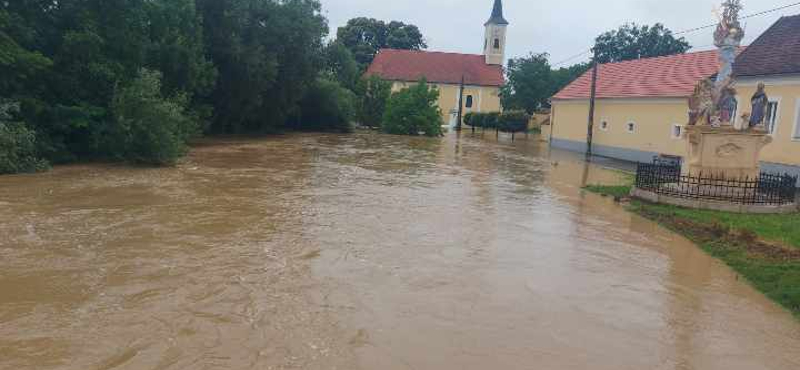 Több megyében is utakat öntött el a víz, vannak, akik az otthonukban ragadtak