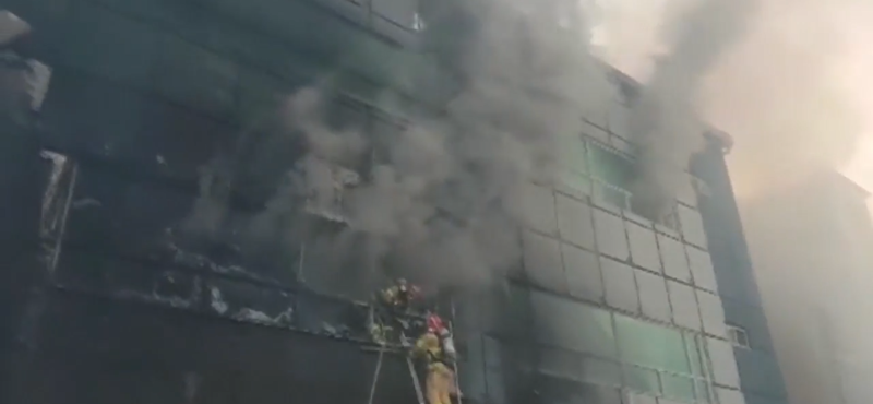 Többen a szaunában lelték halálukat egy dél-koreai pláza leégésekor – videó