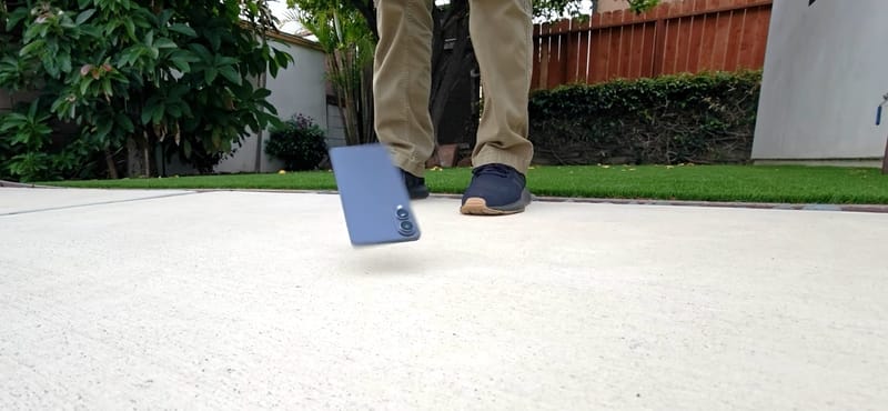 Ez történik, ha kiesik a kezéből a Samsung Galaxy S25 Edge, és pont a betonon landol – videó
