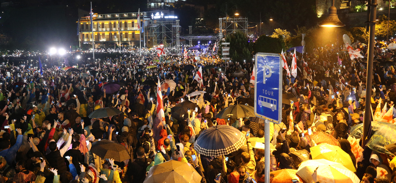 Közel ötvenezren tüntettek Grúzia fővárosában a külföldiügynök-törvény ellen
