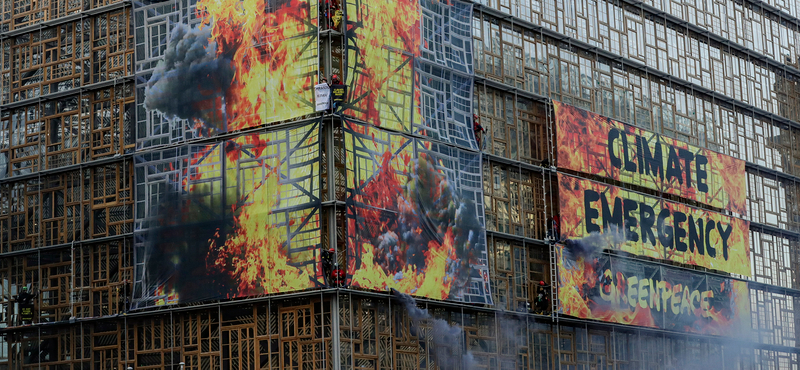 Mintha lángokban állna az EU központja – akciózik a Greenpeace