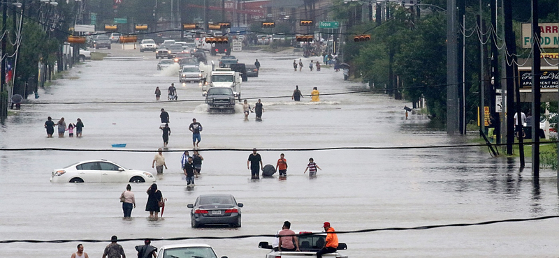 Rendőrruhában fosztogatnak Houstonban a hurrikán nyomában