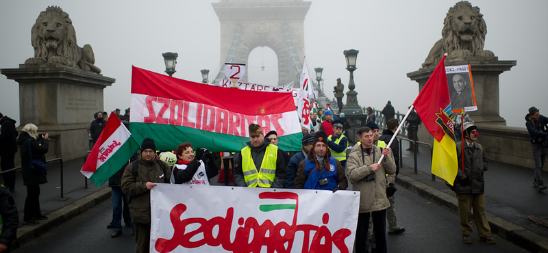 "Nettó bérem 84 000, jövőre 74 200" - több ezer fővel tüntettek a szakszervezetek