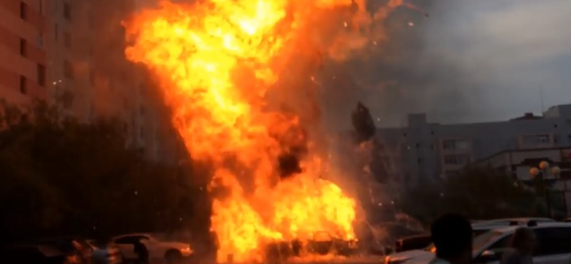 Félelmetes, ahogy felrobban ez az autó egy oroszországi parkolóban – videó