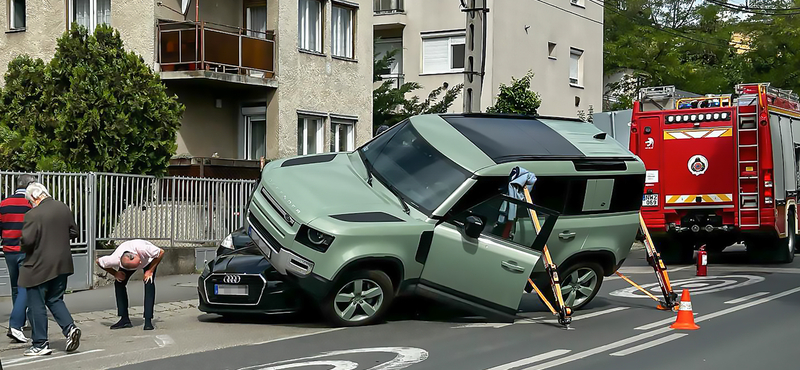 Fotók: Megmászott egy Land Rover egy Audit a Sasadi úton