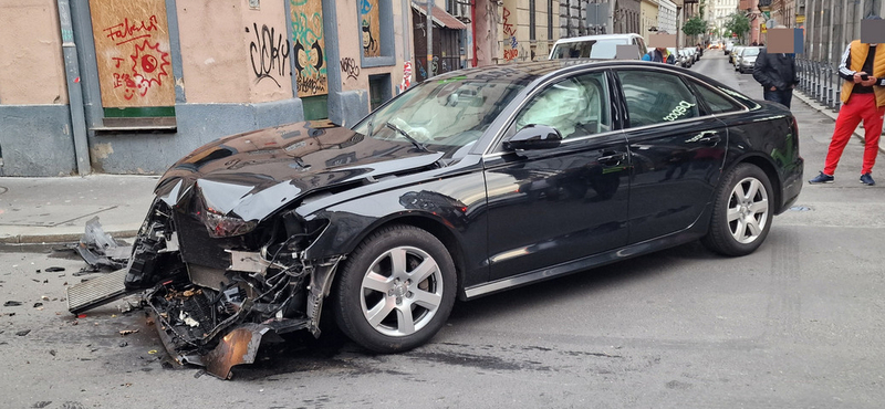 Trolival ütközött a lengyel nagykövet Budapesten, kórházba szállították