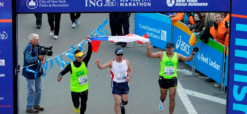 A nap képe: egy kimentett chilei bányász a New York Maraton finisében