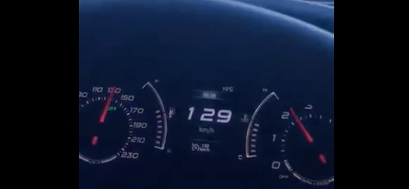 130 km/h-nál az autópályán nem számít ilyen előzésre az ember – videó