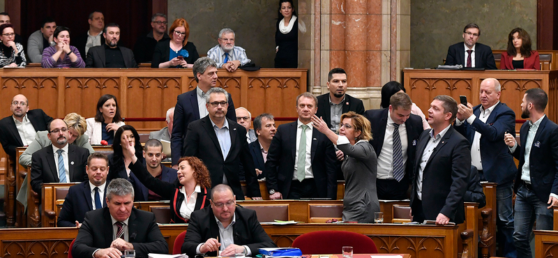 Így tört ki a botrány a Parlamentben - videó