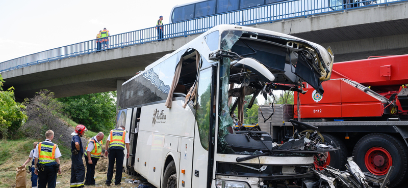 Az utasok szerint defekt okozta az M7-esen történt buszbalesetet