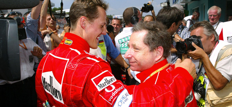 Michael Schumacher Forma–1-es futamokat néz