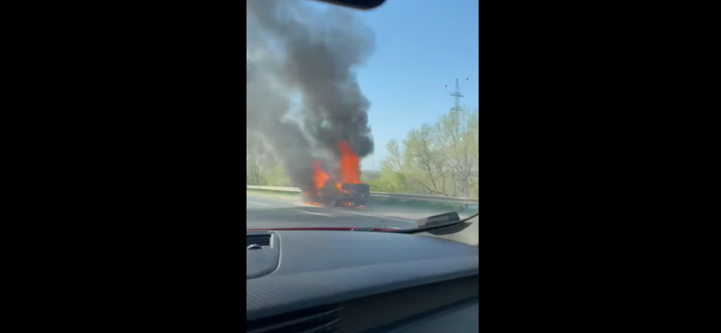 Videón, ahogy kiég egy autó az M1-esen