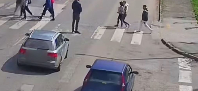 Videó: „Nem értem, mi a gond” – mondta a sofőr, aki áthajtott a gyerekek közt a zebrán