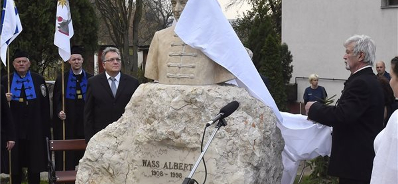 Wass Albert-verssel üzent Orbán a Facebookon