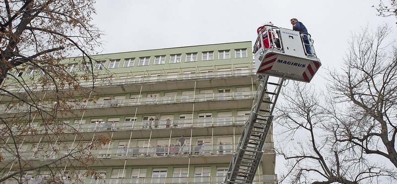 Fotó: Emelőkosárban érkezett a Mikulás a beteg gyerekekhez a Fiumei úton