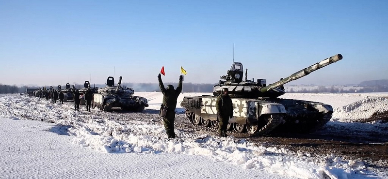 Videón, ahogy az emberek puszta kézzel próbálják megállítani az orosz tankokat