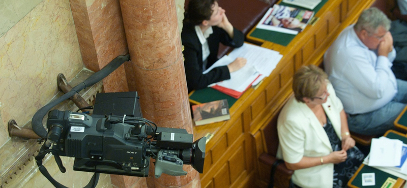 Kamerával kukkol a főnök? Mutatjuk, mikor és hogyan teheti