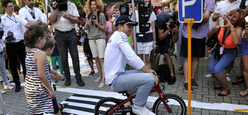 Kisebb volt, mint Nico Rosberg, de ő azért ráült – fotók