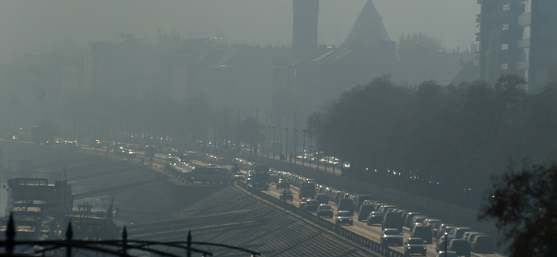 Kipufugószűrővel és új buszokkal küzdene a szmog ellen a kormány