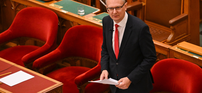 Elfogadta a parlament a tb-kiskönyv megszüntetésére vonatkozó javaslatot