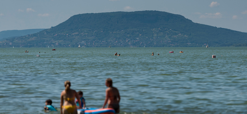 A Balatonnál a strandbelépő mellett a parkolás is drágul idén