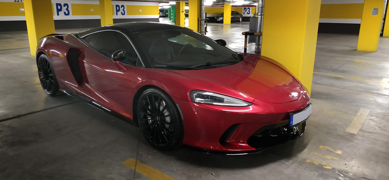 Budapesti pláza parkolójában bukkant fel a McLaren újdonsága, a GT