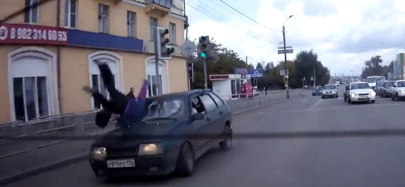 Videó: Így kell túlélni egy Lada Samara gázolását