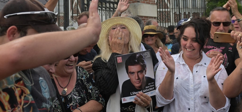 Szűk családi körben, pompától mentesen temették el Alain Delont