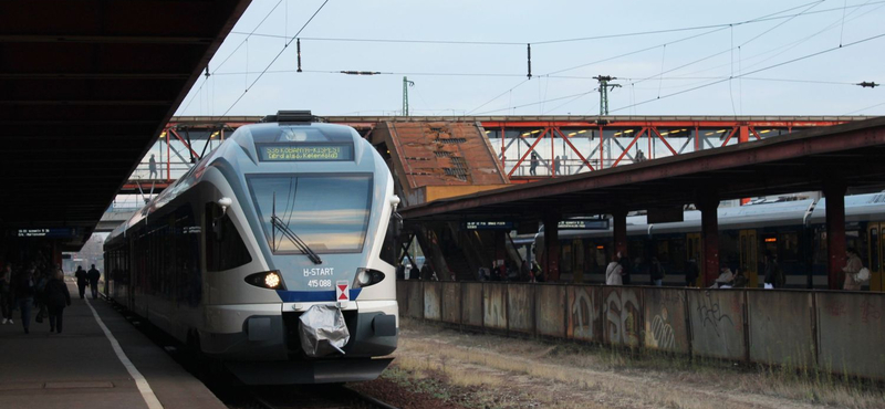 Álló felvonók, omló állomások, félkész projektek - csak úgy szórjuk a pénzt a vasútra