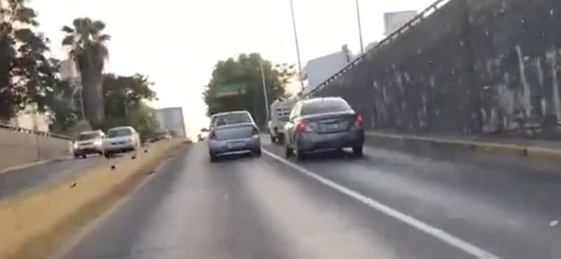 Csak előzni akart a Nissan sofőrje, csúnya baleset lett a vége – videó