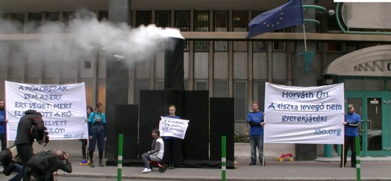 Füstöltek a demonstrálók a minisztérium előtt - videó