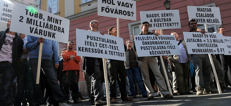 A Főpolgármesteri Hivatalnál tüntettek a CET alvállalkozói