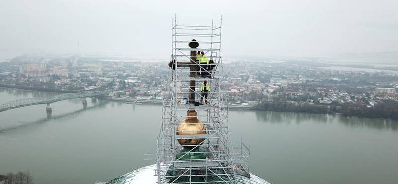 Kiderült, mit rejt a 166 éves időkapszula, amit az esztergomi Bazilika keresztjében találtak