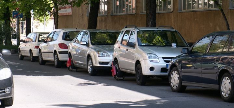 Tényleg kerékbilincs jár, ha rossz irányban parkolunk az út szélén?