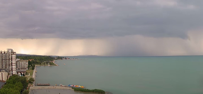 Még több helyen van narancs riasztás, a Balatonnál már lecsapott a vihar – videó