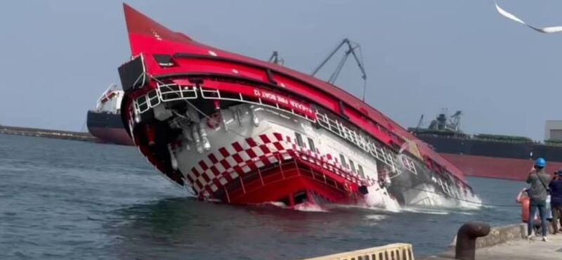 Látványos videón a hatalmas mentőhajó, ami tíz másodperc alatt talpra áll, ha felborulna 