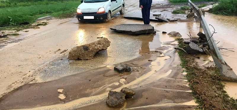 Annyi eső esett, hogy Borsodban beszakadt az út – fotók