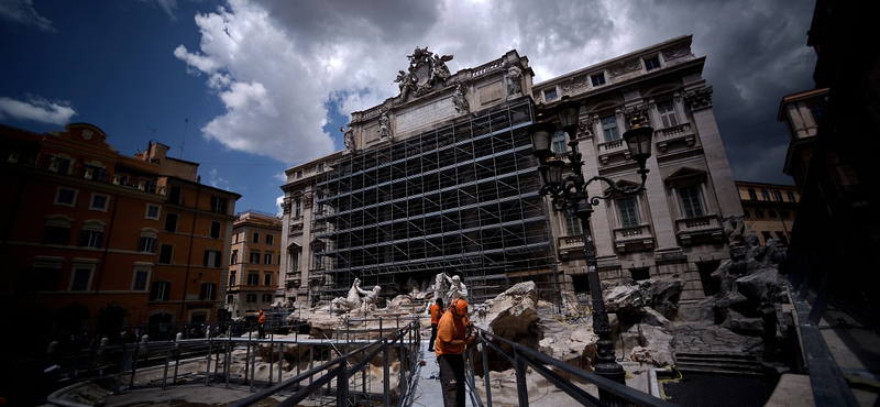 A kiszáradt Trevi-kútba is dobálják a pénzt a turisták