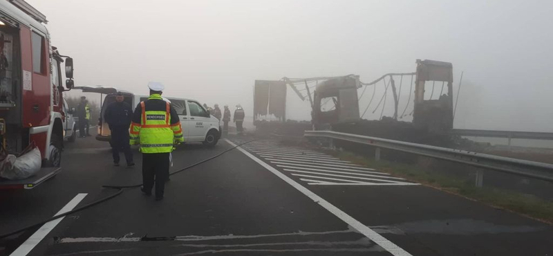 Heten haltak meg a hajnali balesetben az M5-ösön