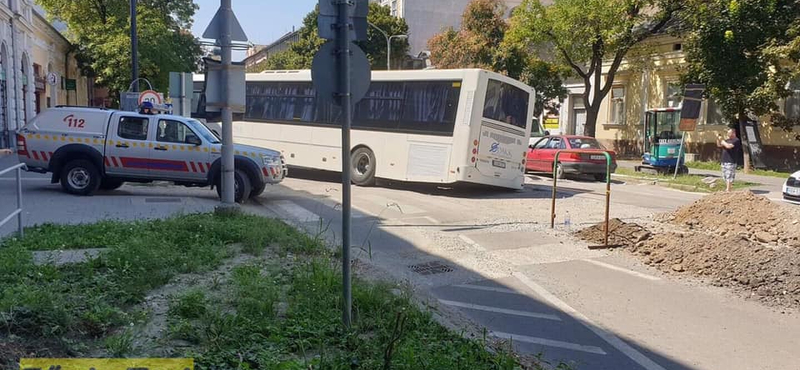 Belesüppedt a hódmezővásárhelyi tramtrain árkába egy busz