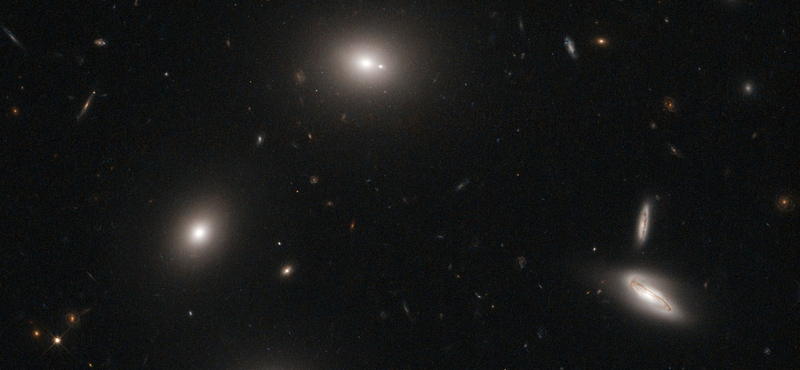 Fotó: Galaktikus "szentjánosbogárakat" kapott le a Hubble